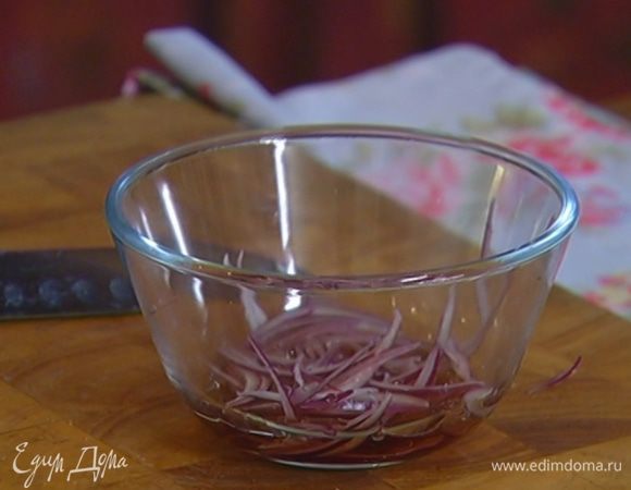 Залить лук малиновым уксусом и дать постоять.