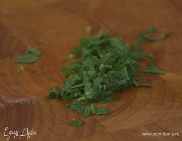Мяту мелко порубить.