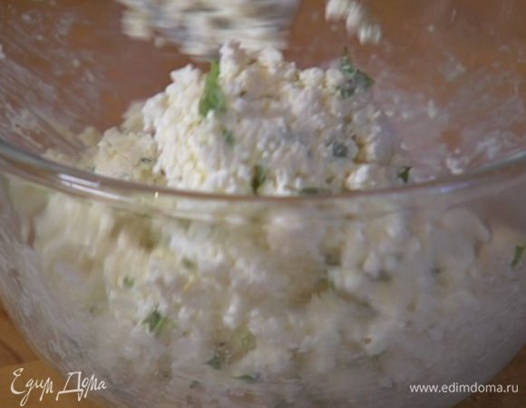 Творог перемешать с предварительно размягченным сливочным маслом, посолить, добавить мяту и еще раз перемешать.