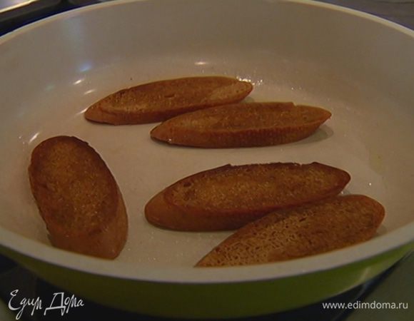 Разогреть в сковороде 1 ч. ложку оливкового масла и обжарить хлеб с двух сторон, затем переложить гренки на бумажное полотенце, чтобы удалить излишки жира.