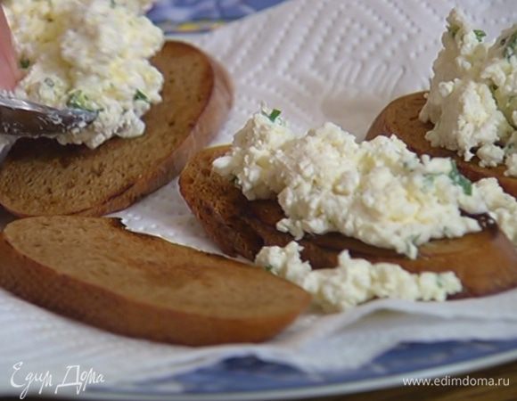 Выложить на гренки творожную начинку.