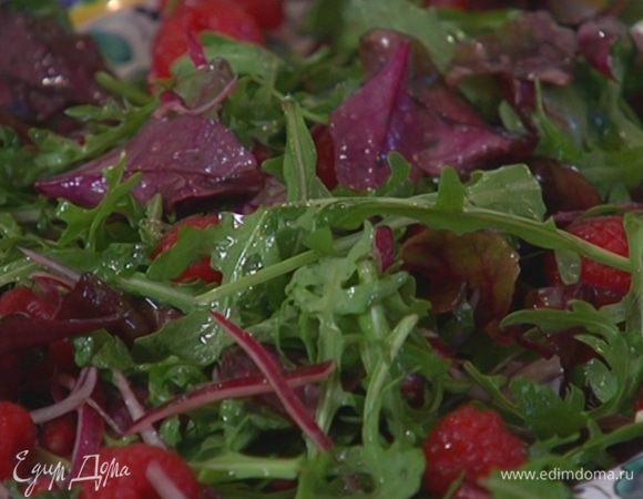 Листья салата сбрызнуть оливковым маслом Extra Virgin, добавить зерна граната (немного оставить для украшения), замаринованный лук, 1 ч. ложку уксуса, в котором мариновался лук, малину и все перемешать.