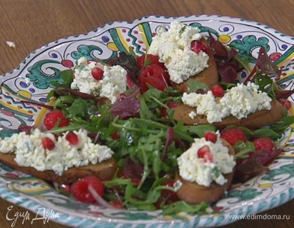 На большую тарелку выложить салат, посолить его и поперчить, сверху поместить гренки с начинкой и украсить оставшимися зернами граната.