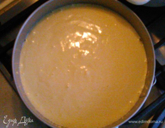 Форму разогреваем в духовке, смазываем сливочным маслом и выливаем в нее тесто. Ставим в духовку на 30 минут на 180С.