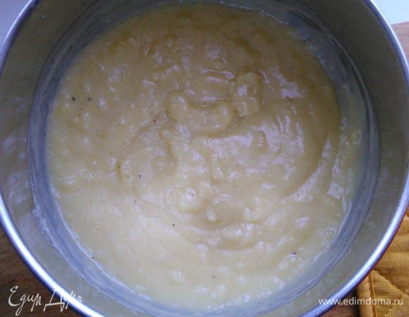 Переходим к крему. Муку обжариваем на малом огне 5-10 минут. Желтки взбиваем с сахаром и ванилью. Добавляем теплое молоко. Тщательно перемешиваем, всыпаем муку, ставим на огонь до загустения, непрерывно помешиваем, не допускаем кипения.