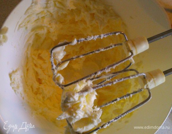 Масло взбиваем миксером, добавляем остывший заварной крем, снова взбиваем для исключения возможных комочков.