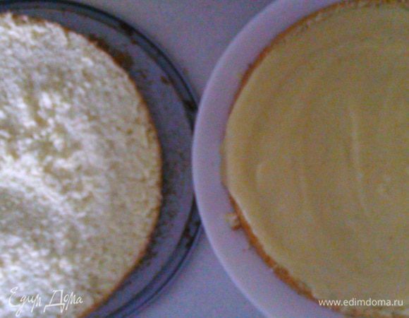 Бисквит вынимаем из формы после остывания. Разрезаем на 2 блинчика, один из них смазываем кремом. Выкладываем клюкву ( у меня она храниться пересыпанная сахаром в холодильнике). Накрываем второй половинкой.