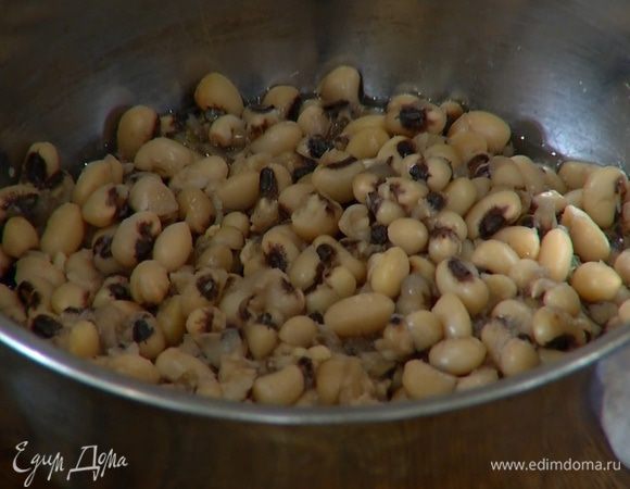 Фасоль замочить на несколько часов, а лучше на ночь.