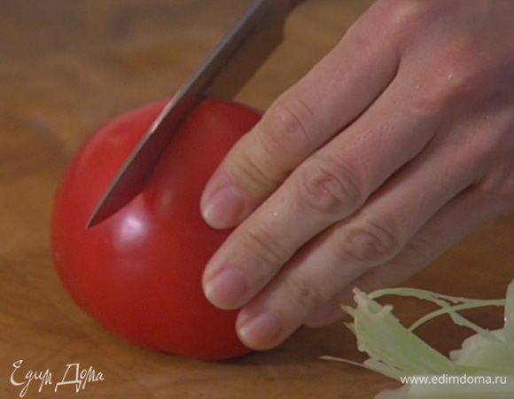 Кожицу помидора для варки фасоли надрезать крестиком.