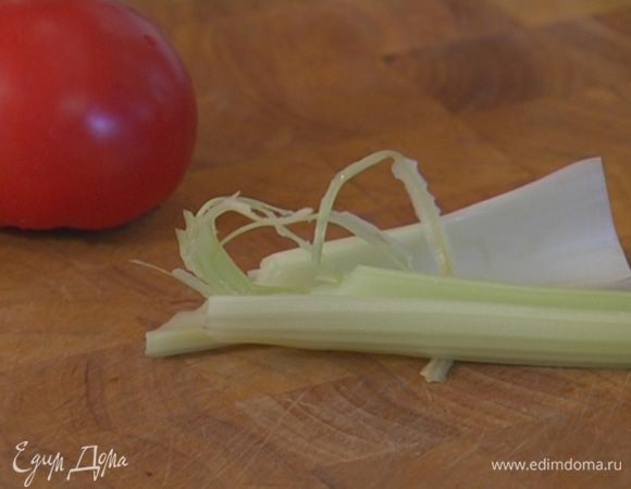 Стебель сельдерея разломить пополам.