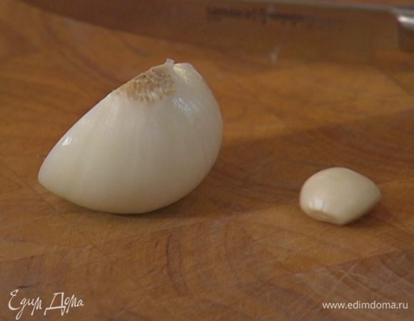 Лук и зубчик чеснока почистить.