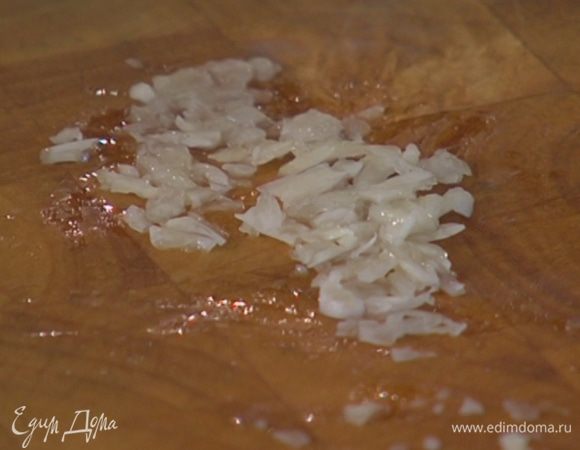 Оба зубчика чеснока для соуса почистить, один из них очень мелко порубить, второй раздавить плоской стороной ножа и растереть со щепоткой соли.