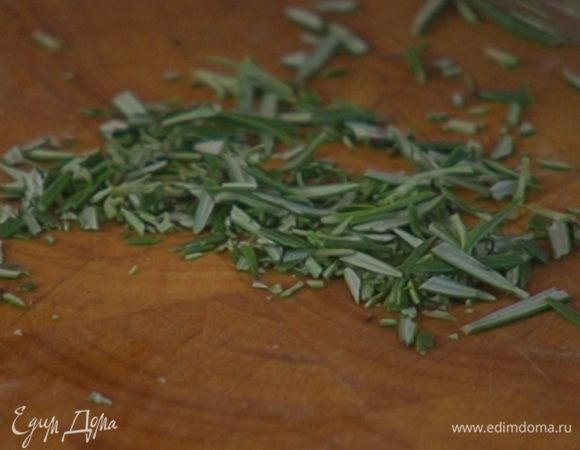 Большую часть листьев розмарина мелко порубить.
