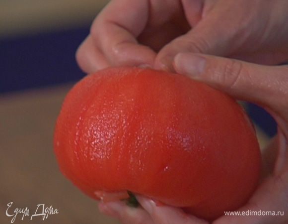 Кожицу помидоров для соуса надрезать крестиком, залить их на несколько минут кипятком, затем снять кожицу и удалить сок с семенами — понадобится только мякоть.