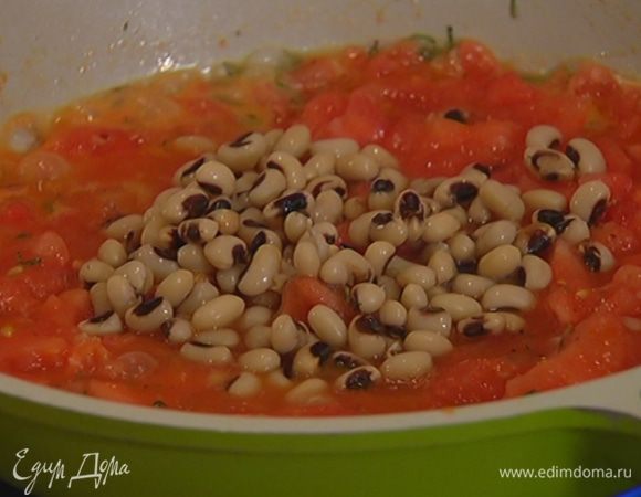В сковороду с соусом из помидоров выложить горячую фасоль и на медленном огне прогревать несколько минут, перемешивая.