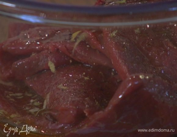 Выложить мясо в глубокую посуду, посолить, поперчить, слегка сбрызнуть оливковым маслом, добавить лимонную цедру и все перемешать. Дать постоять несколько минут.