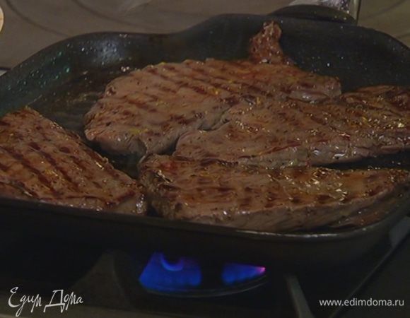 В сковороде-гриль разогреть оставшееся оливковое масло и обжаривать мясо по 2–3 минуты с каждой стороны.