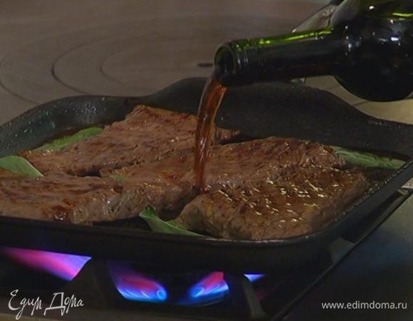 Листья шалфея выложить в сковороду к мясу, влить марсалу и дать алкоголю выпариться.