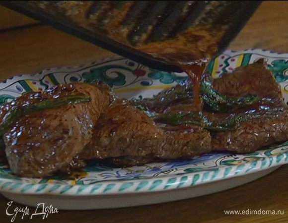 Готовое мясо переложить на прогретую керамическую тарелку или на деревянную доску, полить выделившимся при жарке соком и подавать.