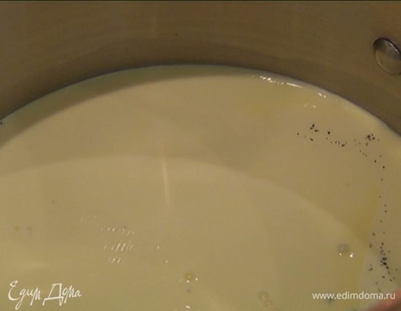 Сливки и молоко влить в кастрюлю, добавить зерна и стручок ванили и довести до кипения.