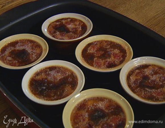 Готовое крем-брюле остудить и украсить оставшимися ягодами.