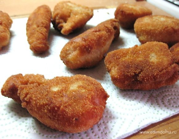 Когда масло раскалиться, обжарить в нем филе с двух сторон до образования хрустящей корочки.
Готовые нагетсы выкладываем на бумажное полотенце, чтобы убрать лишнее масло.