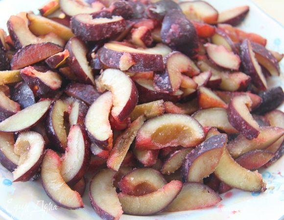 Сливы порезать на дольки.