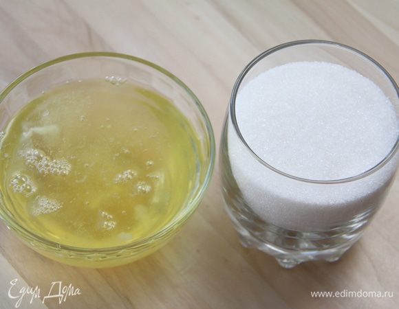 Отмерить сахар. Отделить белки (примерно от 5 яиц).