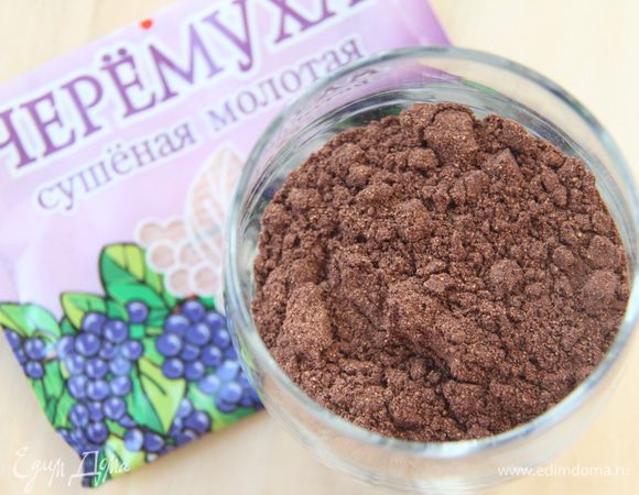 Черёмуховую муку просеять.