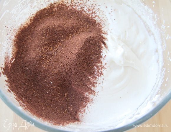 Соединить взбитые с сахаром белки, муку пшеничную и черёмуховую.