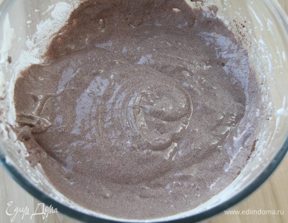 Получается вот такое серо-коричнево-фиолетовое тесто.