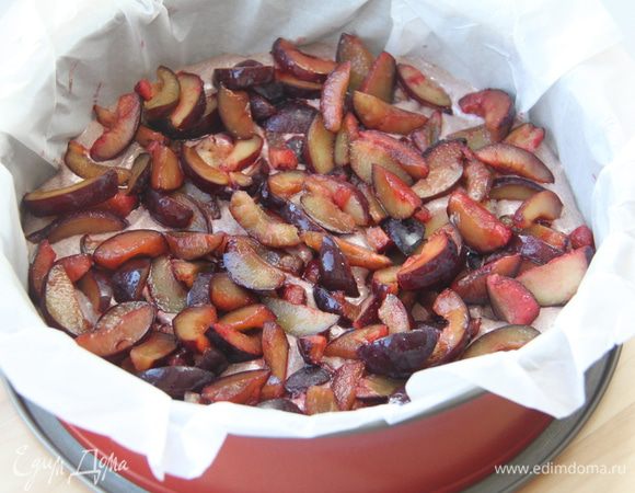 На слой теста выложить сливы.