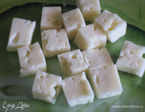 Сыр нарезать кубиками.
