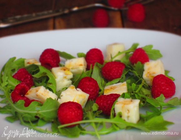 Выложить на блюдо руколу, сыр, малину. Соединить оливковое масло, бальзамический уксус, добавить соль, перец и заправить салат. Приятного аппетита:))