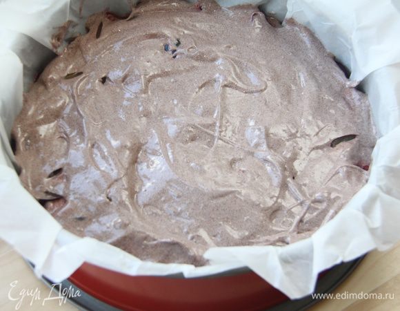 Сливы накрыть оставшимся тестом.