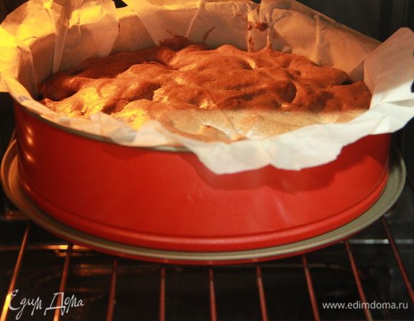 Выпекать при 170*С 35-40 минут. Дать пирогу остыть в духовке.