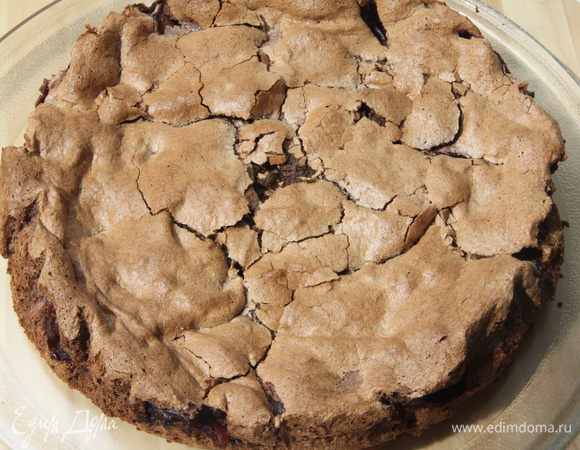 Пирог очень нежный: немного потрескался при перемещении (да и малАя приложила руку, пока мама отвернулась - видите, в центре уже продегустировано)))