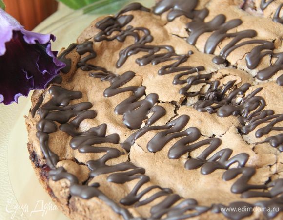 По желанию украсить верх пирога шоколадным узором...