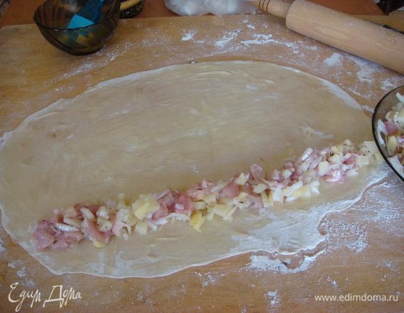 Начинка:картофель отварить минут 15.
Нарезать мелко мякоть от окорочка,картофель полуготовый,лук .Лук я взяла большой,чем больше лука тем вкуснее,специи по вкусу.
Раскатать очень тонко тесто до прозрачности не бойтесь если тесто немного порвется,растянуть немного на руках ,положить на доску,тесто смазать маслом тонким слоем я брала 1:1 сл.масло растопить в микроволновке и подсолнечное без запаха, положить начинку и аккуратно сворачиваем рулетиком ,не туго.