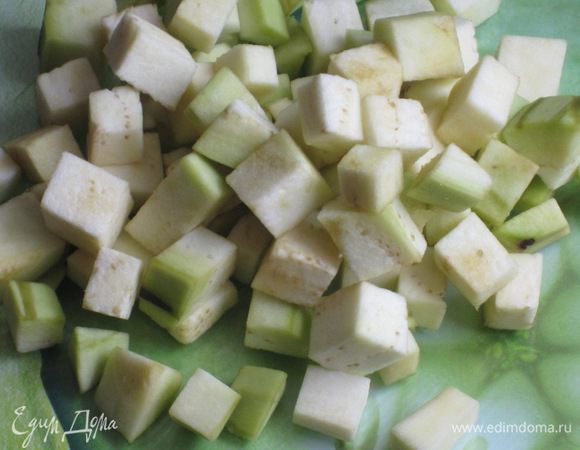 Баклажан нарезать кубиками.