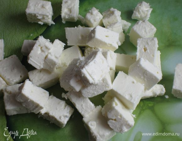 Фету нарезать кубиками.