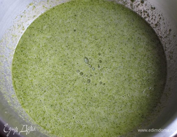 Взбить яйца миксером,добавить молоко,оставшееся оливковое масло,песто,соль,перец и хорошо перемешать.