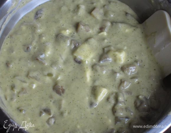 Добавить баклажаны,фету,просеянную с разрыхлителем муку и ещё раз тщательно перемешать.