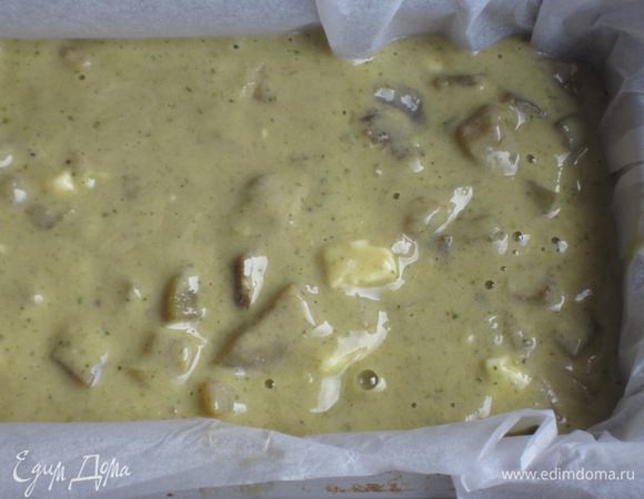 Выложить тесто в форму с пергаментом и выпекать в разогретой до 180 °С духовке 45-50 минут.