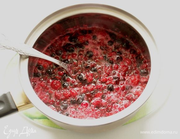 Ягоду разморозить, добавить сахар, поварить мин 5.
