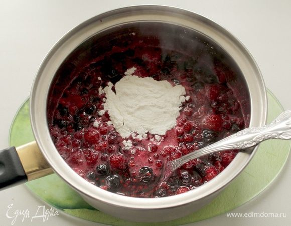 Плиту отключить,добавить ложку крахмала ,перемешать, .ягода должна загустеть, снять с огня.