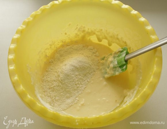 Добавить муку с разрыхлителем, Заместить мягкое тесто,при необходимости добавьте муки,но тесто не должно быть тугим.