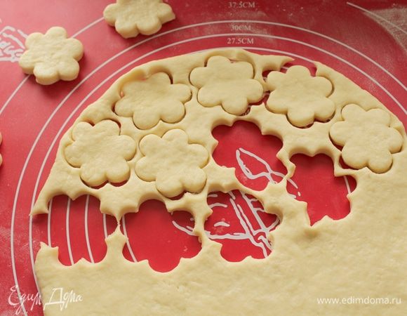 Раскатайте тесто 0,5-0,7 мм,вырежьте формочкой лепешки.