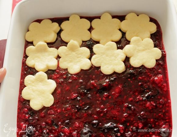 Уложите лепешки на ягодную начинку, сначала в один слой.