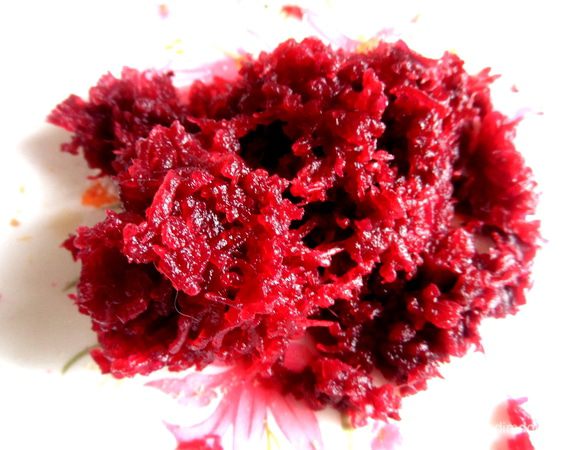 Свеклу заранее отварить,мелко натереть.